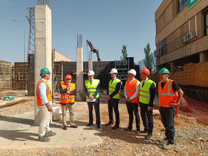El consejero ha visitado las obras del nuevo servicio de Urgencias del hospital Ernest Lluch.