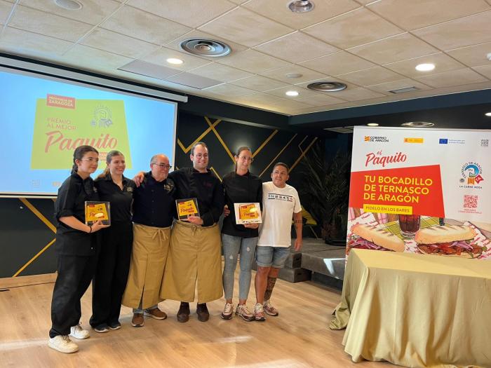 Los ganadores provinciales del concurso Mejor Paquito de Ternasco de Aragón 2026: El Ambigú, de Zaragoza; La Esquinita de Boltaña, de Alcañiz; y Taberna Aragonia, de Ontiñena.