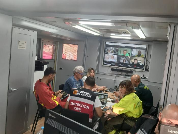 La reunión del CECOPI vista desde el Puesto de Mando Avanzado en Alcampell.