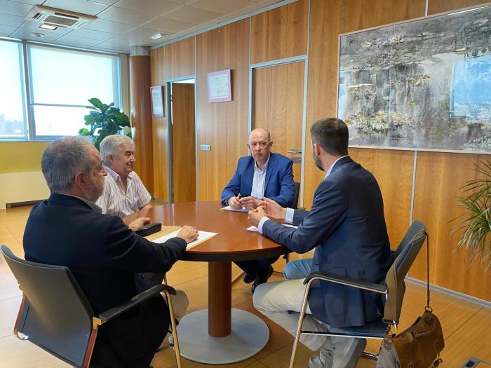 Miguel Ángel Sauras, presidente de la Junta Provincial de la AECC en Teruel y representante autonómico en Aragón; José Manuel Ramón y Cajal, vicepresidente nacional de la AECC y presidente de la Junta Provincial de Huesca; y Patxi García Izuel, gerente de