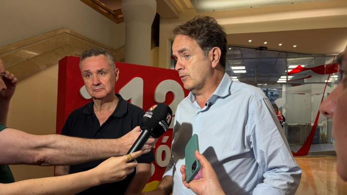 Los consejeros Bermúdez de Castro y Biendicho atendiendo a los medios tras el CECOPI.