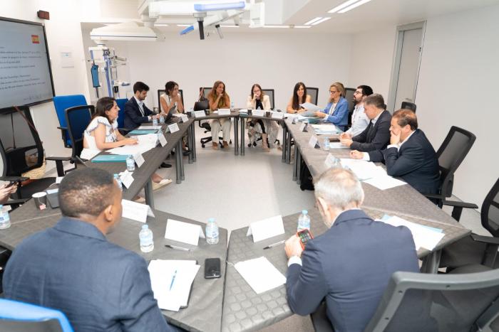 La directora de Área de Atención Hospitalaria del Servicio Aragonés de Salud, Sara Guillén, en la Mesa Redonda Interregional de Planificación Estratégica de la Cirugía Robótica en España