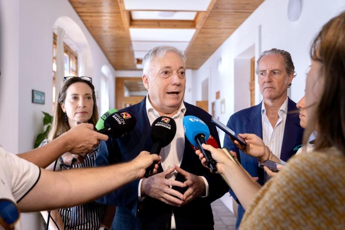 Octavio López ha comparecido tras el consejo de admnistración de APL, junto a la directora general de Planificación Logística, Raquel Campos, y el director gerente de APL, Pedro Sas.