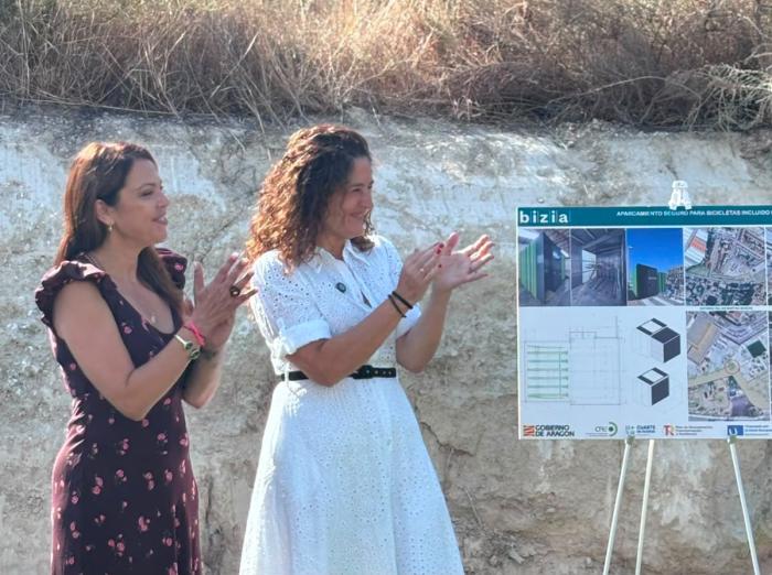 Marina Sevilla y Elena Lacalle, en un momento de la inauguración del tramo de carril bici.