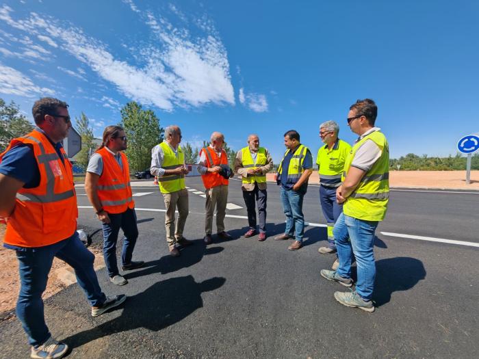 El director general de Carreteras y el alcalde de Calatayud han visitado hoy la rotonda.