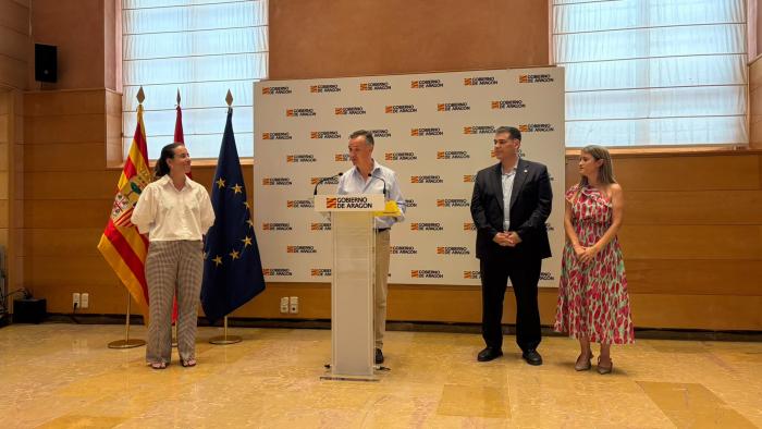 El consejero de Medio Ambiente y Turismo, Luis Biendicho, junto al resto de autoridades durante el acto en la sala Zurita del edificio Pignatelli