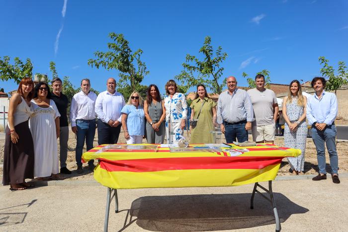 Las distintas autoridades presentes, junto a la urna en la que se ha introducido el acta de colocación de la primera piedra
