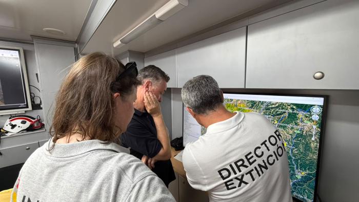 El consejero de Medio Ambiente y Turismo, Luis Biendicho, y la directora general de Gestión Forestal, Ana Oliván, en el Puesto de Mando Avanzado instalado en Farasdués.