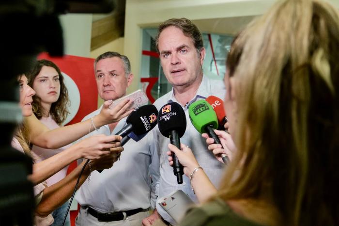 El consejero de Hacienda, Interior y Administración Pública, Roberto Bermúdez de Castro, durante la atención a medios de comunicación