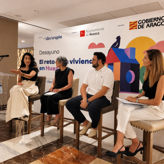 María Pía Canals, directora general de Vivienda, se dirige a Ana Porta, presidenta de la Federación de Asociaciones de la Construcción de Huesca, y Javier Caudillo, director comercial de Piriineos Casa.
