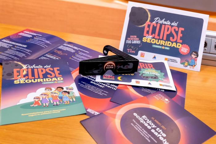Folletos y gafas para disfrutar del eclipse con seguridad.