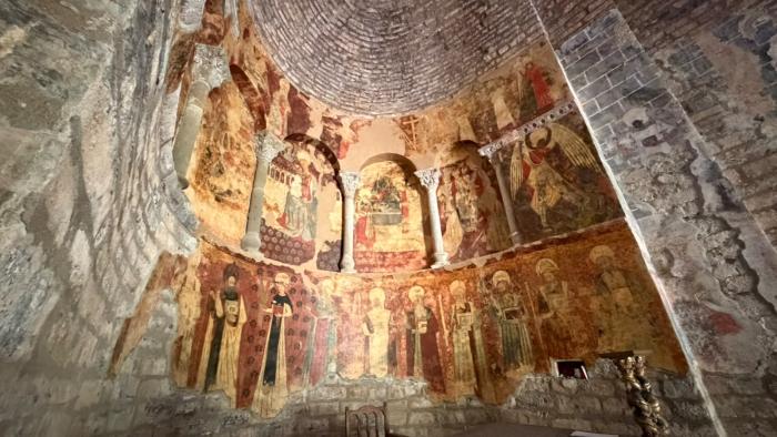 Pinturas en el ábside de la Iglesia de Santa María de Iguácel, de origen románico