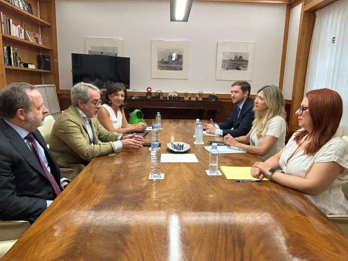 La vicepresidenta ha mantenido también una reunión con los colegios de procuradores de las tres provincias