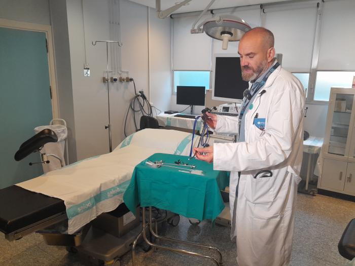 El urólogo del Hospital Clínico Universitario Lozano Blesa de Zaragoza, Jorge Subirá, muestra un cistoscopio flexible