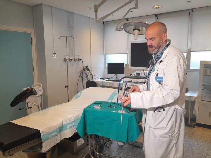 El urólogo del Hospital Clínico Universitario Lozano Blesa de Zaragoza, Jorge Subirá, muestra un cistoscopio rígido