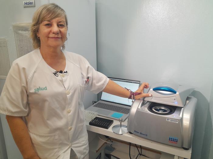 La coordinadora de Técnicos del Servicio de Anatomía Patológica del Clínico de Zaragoza, Milagros Chico, junto al aparato adquirido para realizar la nueva prueba