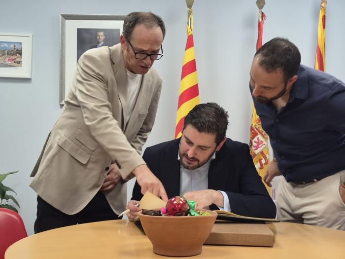 Firma del vicepresidente Alejandro Nolasco en el Libro de Honor del Ayuntamiento de Cadrete