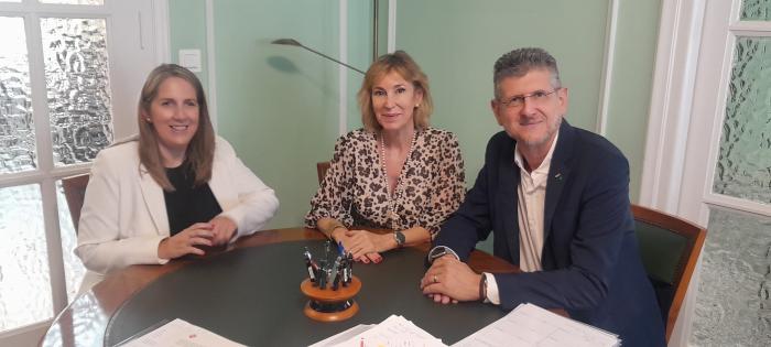 La directora general Industria, Competitividad, Innovación y Transformación Digital Empresarial, la directora de Sodiar y el director general de Aragon Photonics en el momento de la firma
