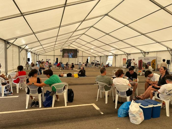 Asistentes al POGA de Calamocha descansando en la carpa a mediodía.