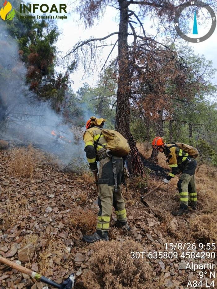 Trabajos de extinción en el incendio de la Sierra de Algairén.