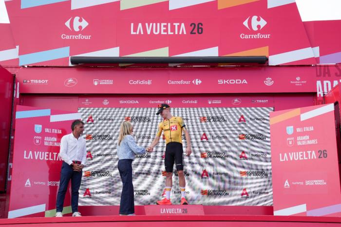 La vicepresidenta Mar Vaquero felicita al ganador de etapa, Andreas Leknessund (UNO-X Mobility)