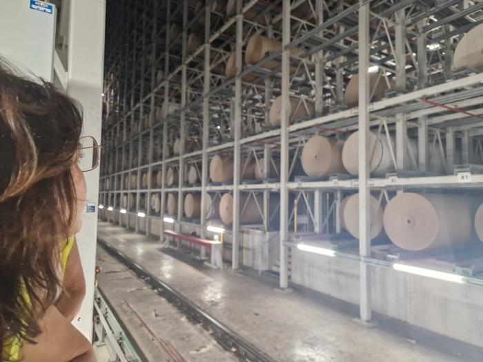 La consejera de Economía en su visita a la planta de Saica esta mañana en el El Burgo de Ebro.