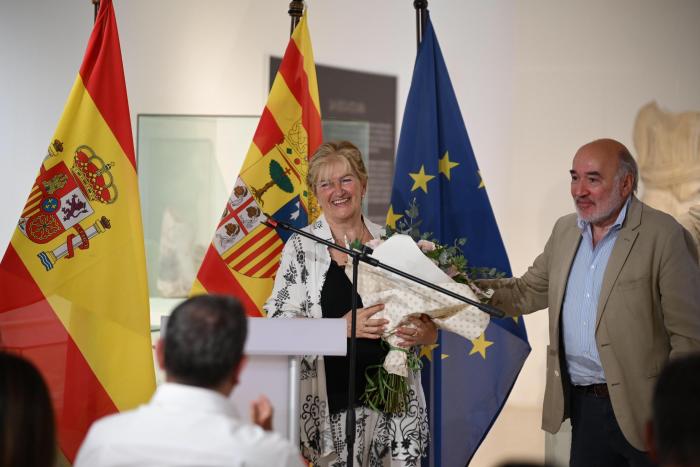 El alcalde de Calatayud ha entregado un ramo de flores a Marisa Cancela con motivo del homenaje a Manuel Martín Bueno.