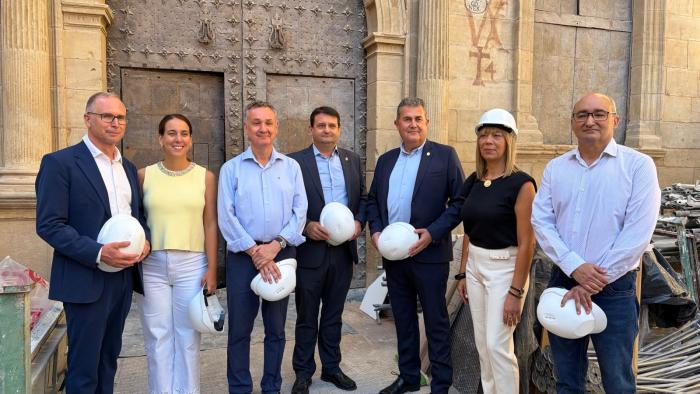 Biendicho y Nogueras junto a parte de la corporación municipal de Alcañiz