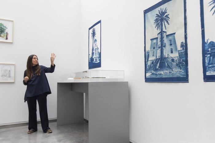 La artista Rakel Gómez Vázquez, junto a su obra en la exposición 'Ellas ilustran botánica'