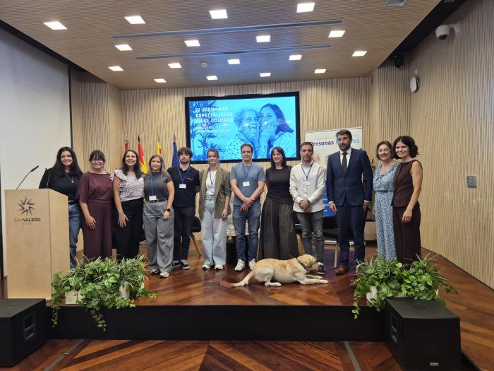 Autoridades y participantes tras las IV Jornadas de Especialistas en el Cuidado