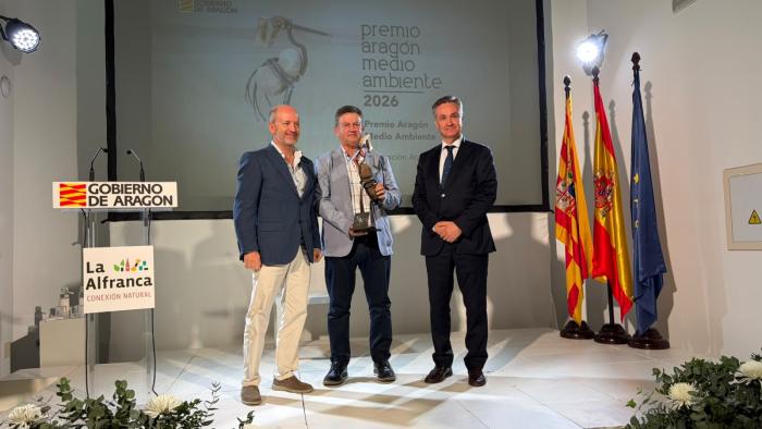 El director general de Caza y Pesca en Aragón, Alberto Fernández-Arias, junto al presidente de FARCAZA, Ángel Nuño, y el consejero de Medio Ambiente y Turismo, Luis Biendicho, en la entrega de premios