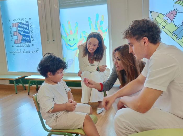 La consejera Susín, durante la vacunación que se ha desarrollado hoy en el CEIP Río Ebro.