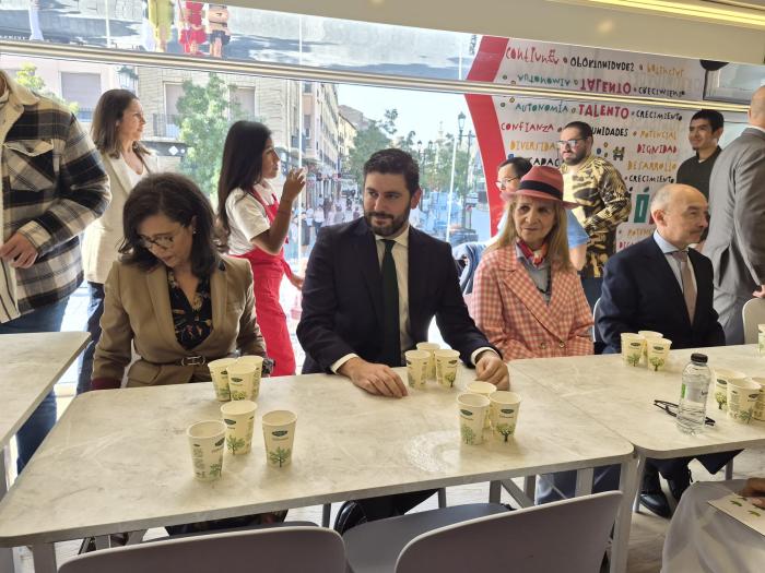 En el autobús solidario, Nolasco y el resto de autoridades han conocido las iniciativas de Fundación Mapfre y Atades