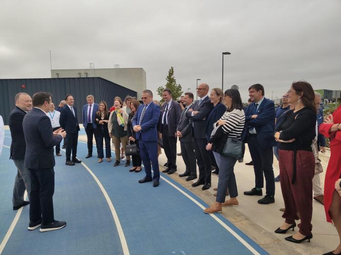 La consejera, junto a los embajadores, también han visitado las instalaciones de Podoactiva, una de las principales empresas instaladas en Walqa.