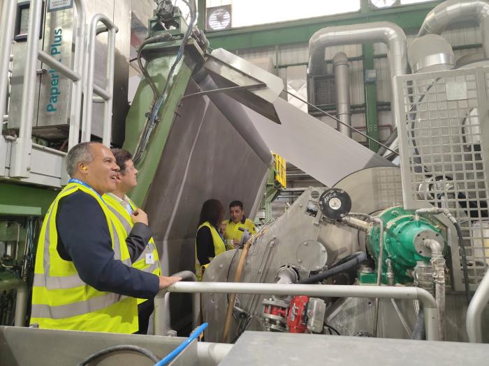 La consejera de Economía, Competitividad y Empleo, Eva Valle, ha visitado la planta zaragozana de Torraspapel
