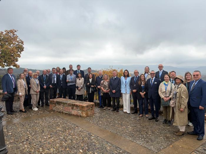 El consejero de Medio Ambiente y Turismo, Luis Biendicho, junto al resto de autoridades este martes durante la visita a Alquézar