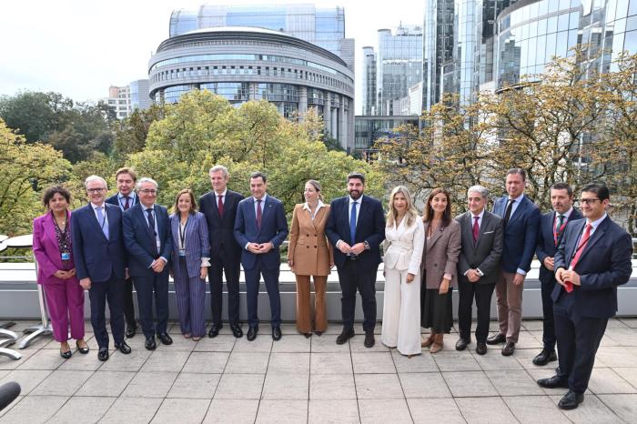 Delegación española antes de comenzar el pleno del Comité de las Regiones