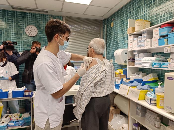 Hoy ha comenzado la vacunación para mayores de. 80 años en los centros de salud.