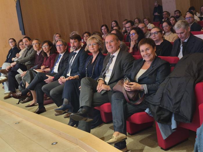 David Sainz junto a la gerente de Arade, Paquita Morata, y el director general de Mayores, Máximo Ariza