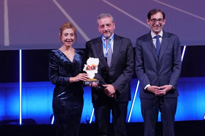Los directores Rafael de Miguel e Isabel Nuez han recogido el premio de ZLC.