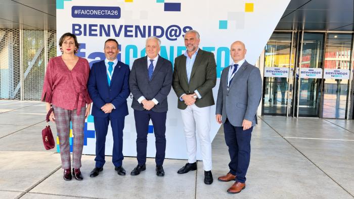 Octavio López, junto a Ángela Sebastián, presidenta de la Asociaicón de Iinmobiliarias de Zaragoza; José María Alfaro, presidente de FAI Conecta y Adrián Botiza, presidente de Aportalia.