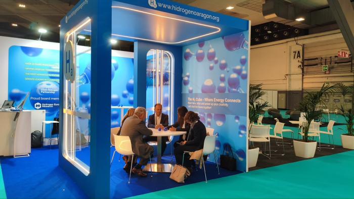 El stand de la Fundación Hidrógeno Aragón muestra en Bruselas algunas de sus principales líneas de trabajo.
