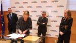 Marta Gastón firma un acuerdo con las cooperativas de crédito en Aragón
