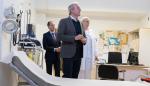 El presidente y el consejero de Sanidad, durante la visita a Híjar.
