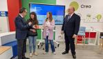 José María Cabello, a la derecha de la imagen, en la entrega de los kits de robótica a las representantes del CEIP Hispanidad de Zaragoza.
