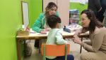La consejera Susín ha podido ver cómo trabajan con los pequeños las profesionales del Centro de Atención Temprana en Monzón