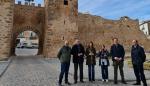 El consejero Manuel Blasco, durante su visita a Manzanera.
