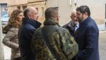 El vicepresidente Alejandro Nolasco conversa con uno de los vecinos afectados