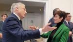 Saludo entre el consejero Octavio López y la ministra Isabel Rodríguez a su llegada a la Conferencia de Vivienda.