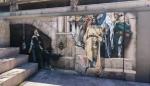Intervención artística que recrea la obra de La Campana de Huesca, en el exterior del Museo de Huesca.